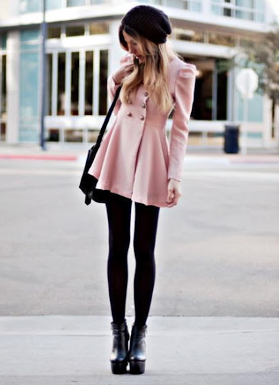 девушка в розовом пальто